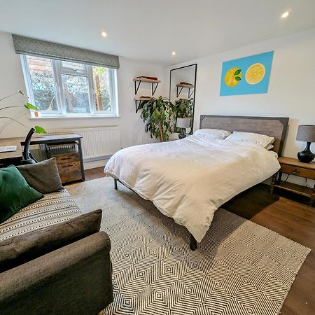 Modern Well Presented Apartment With Garden Лондон Екстериор снимка