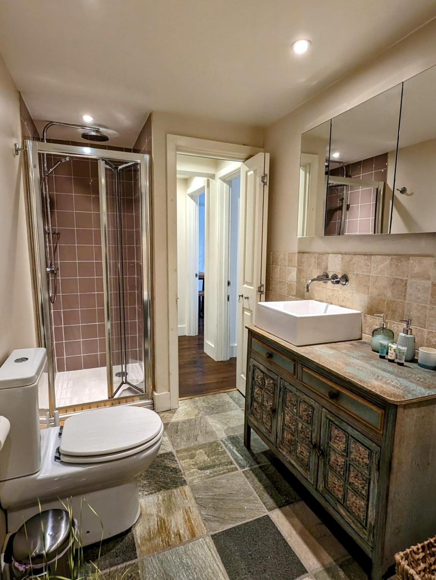 Modern Well Presented Apartment With Garden Лондон Екстериор снимка
