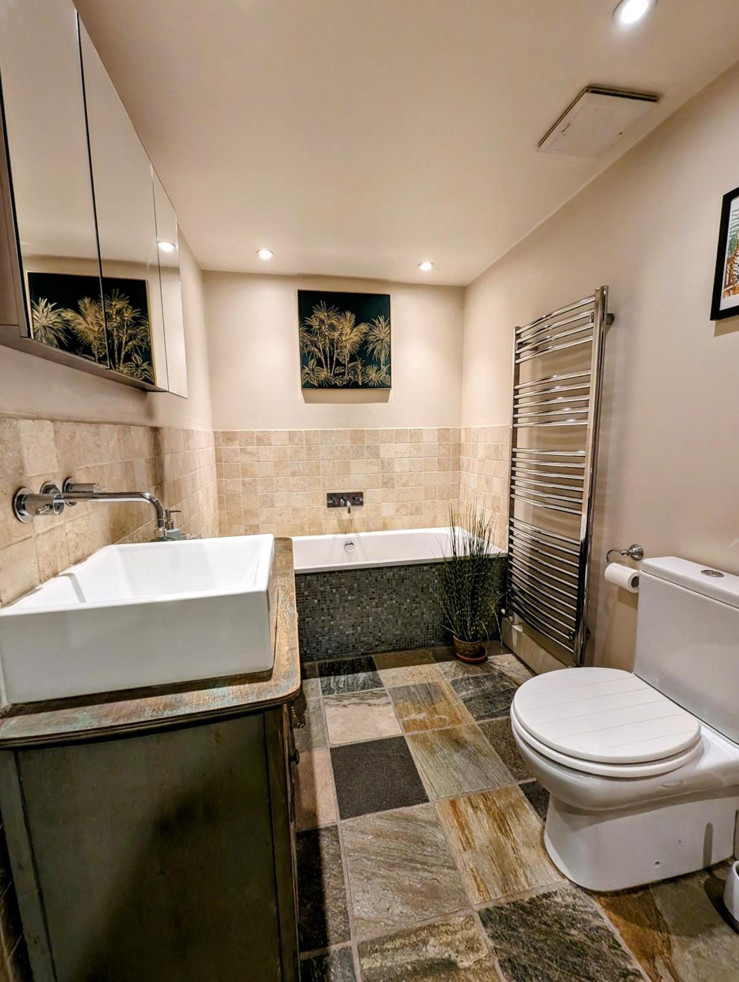 Modern Well Presented Apartment With Garden Лондон Екстериор снимка