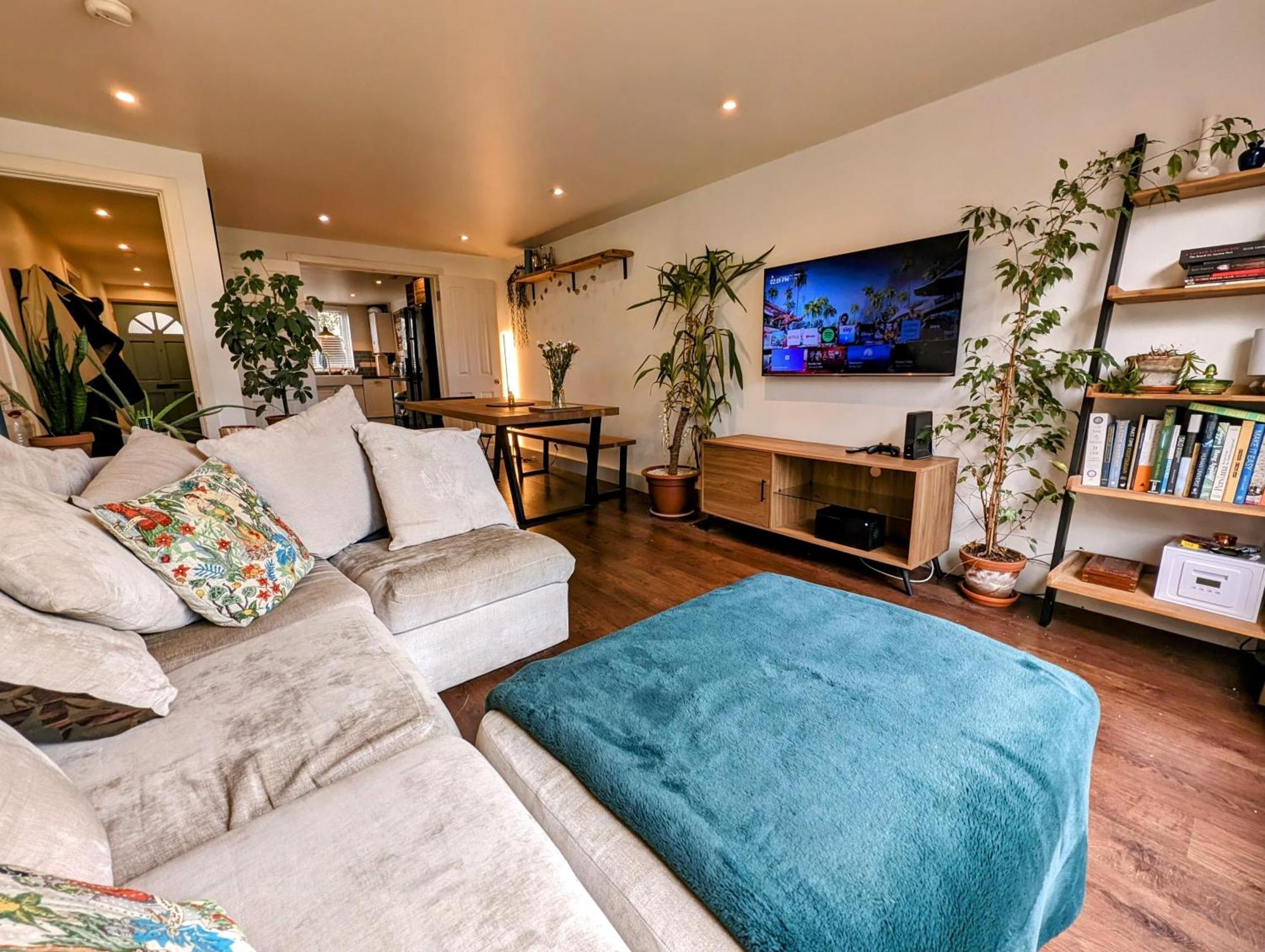 Modern Well Presented Apartment With Garden Лондон Екстериор снимка