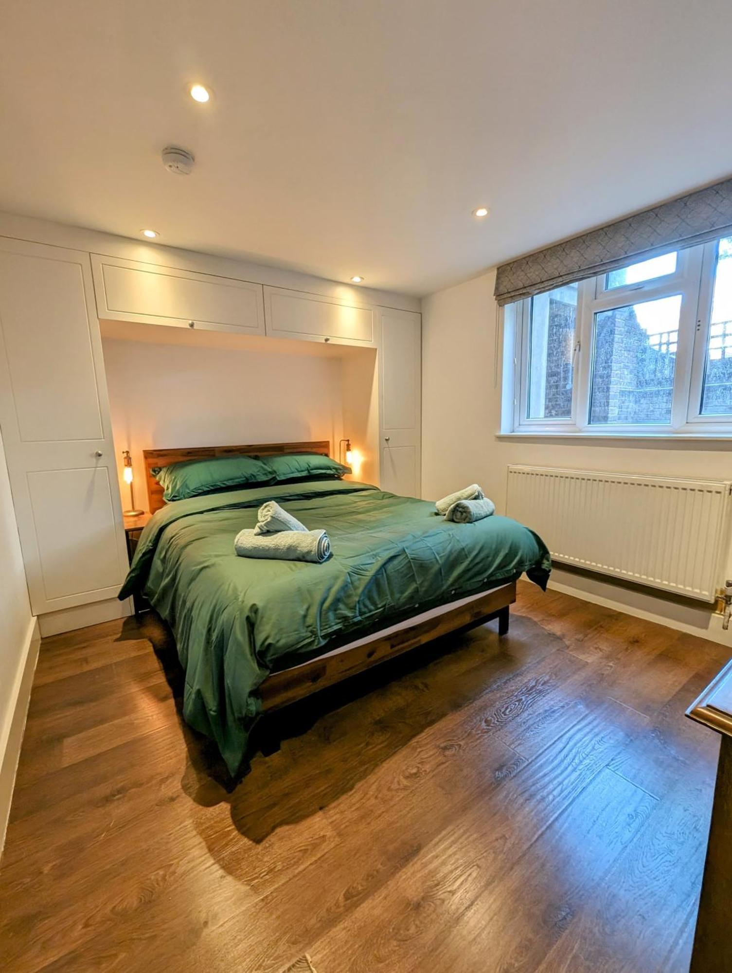 Modern Well Presented Apartment With Garden Лондон Екстериор снимка